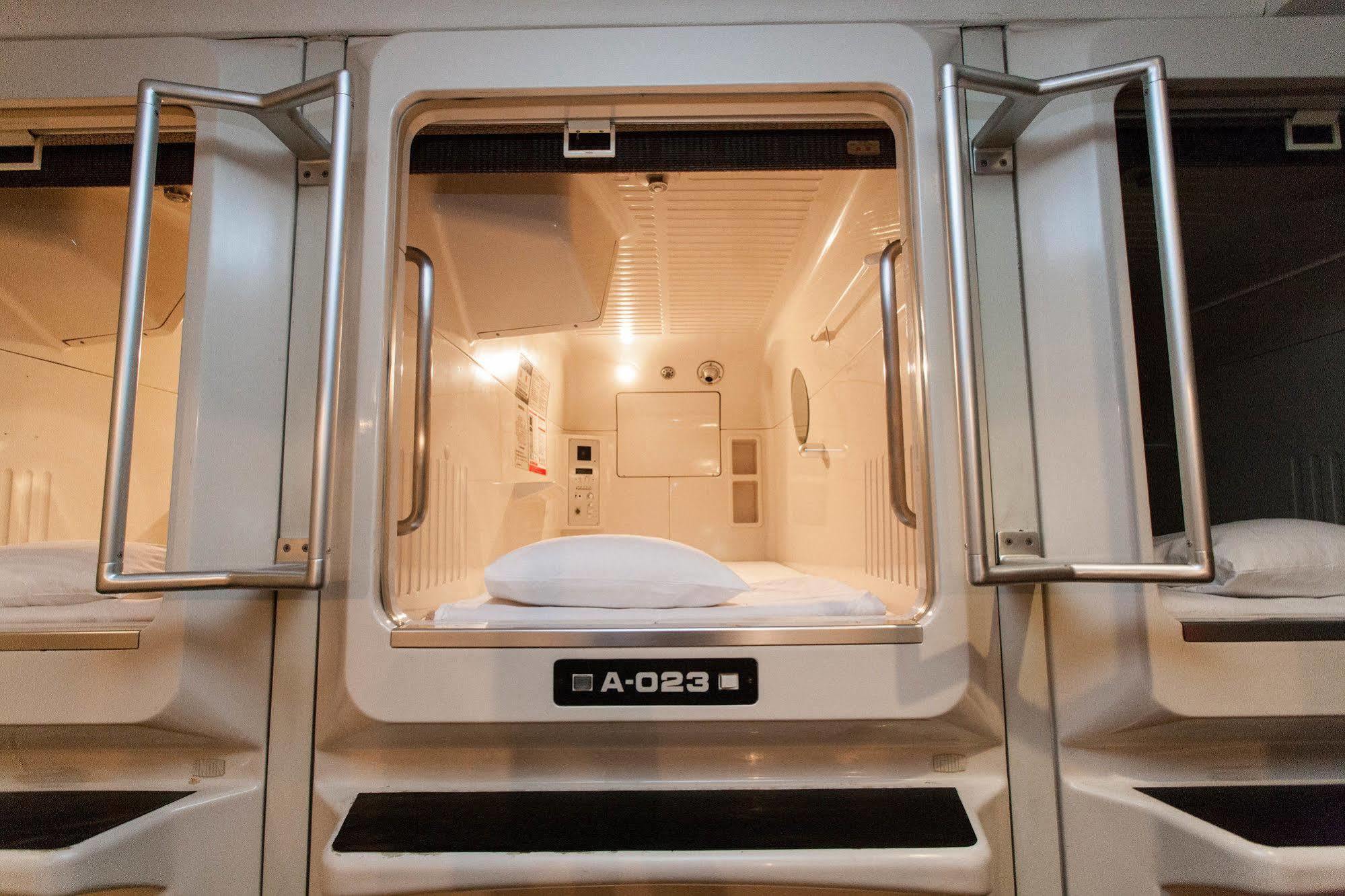 Capsule Hotel Asahi Plaza Shinsaibashi Oszaka Kültér fotó