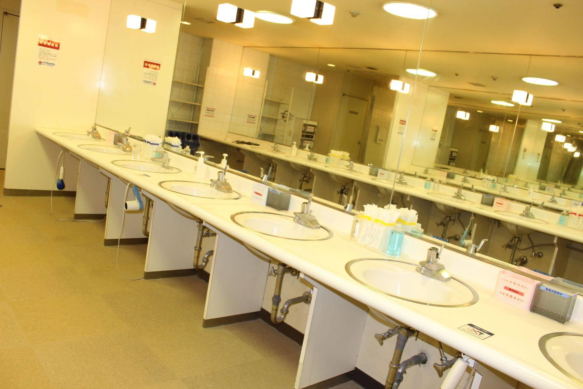 Capsule Hotel Asahi Plaza Shinsaibashi Oszaka Kültér fotó