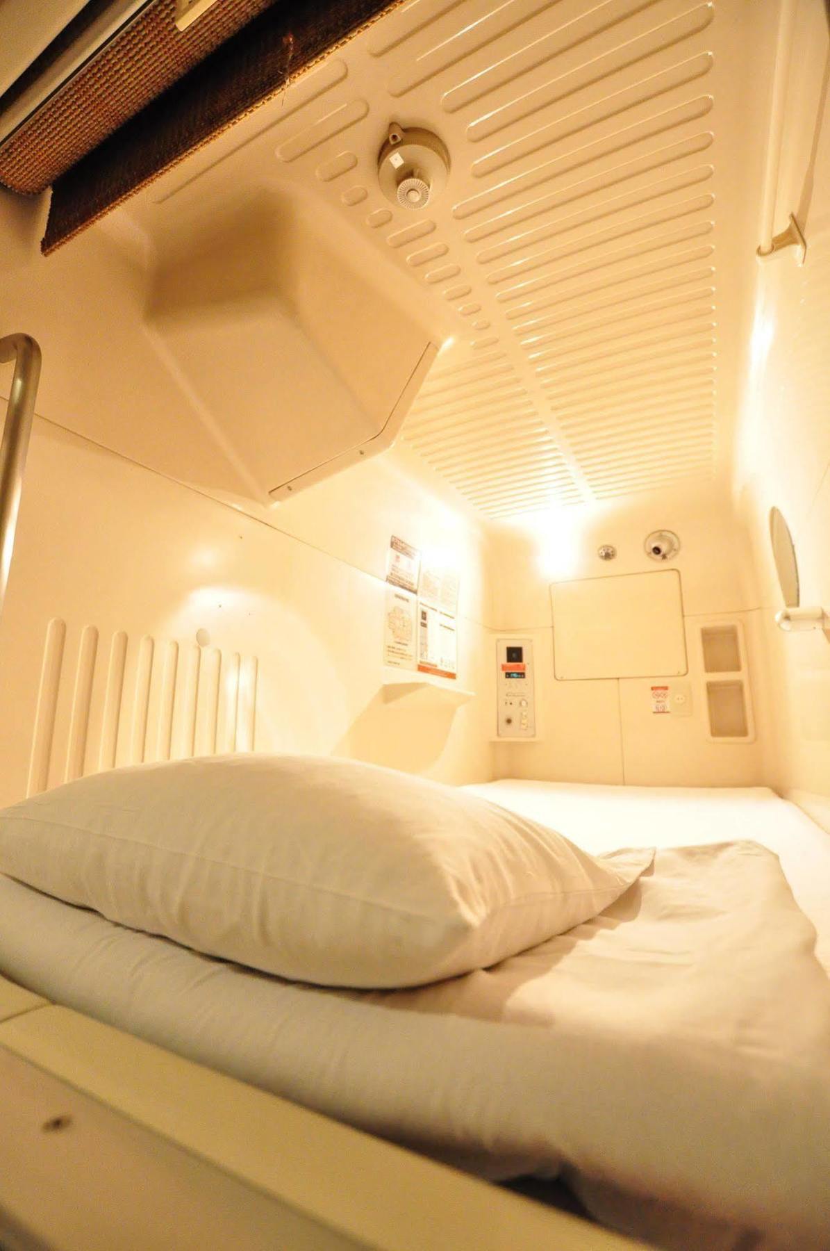 Capsule Hotel Asahi Plaza Shinsaibashi Oszaka Kültér fotó